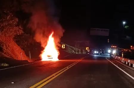 Por incendio de un vehículo se mantiene cierre total en la vía Bogotá – Villavicencio