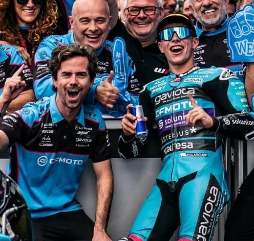 David Alonso estrenó su título conquistando el Gran Premio de Australia en Moto3, e igualó el récord del histórico Valentino Rossi