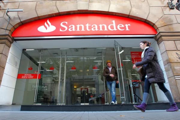 Santander Chile implementó jornada laboral de 40 Horas y aumenta sueldo mínimo a un millón de pesos chilenos