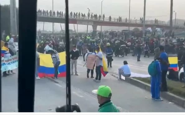 Dueños de bares y discotecas tienen bloqueada la Autopista Sur: protestan por el cierre de sus establecimientos