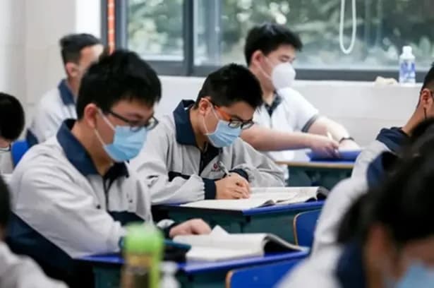 Alerta en China: hay informes que indican que las escuelas están aislando a los estudiantes ante el aumento de casos de Covid-19