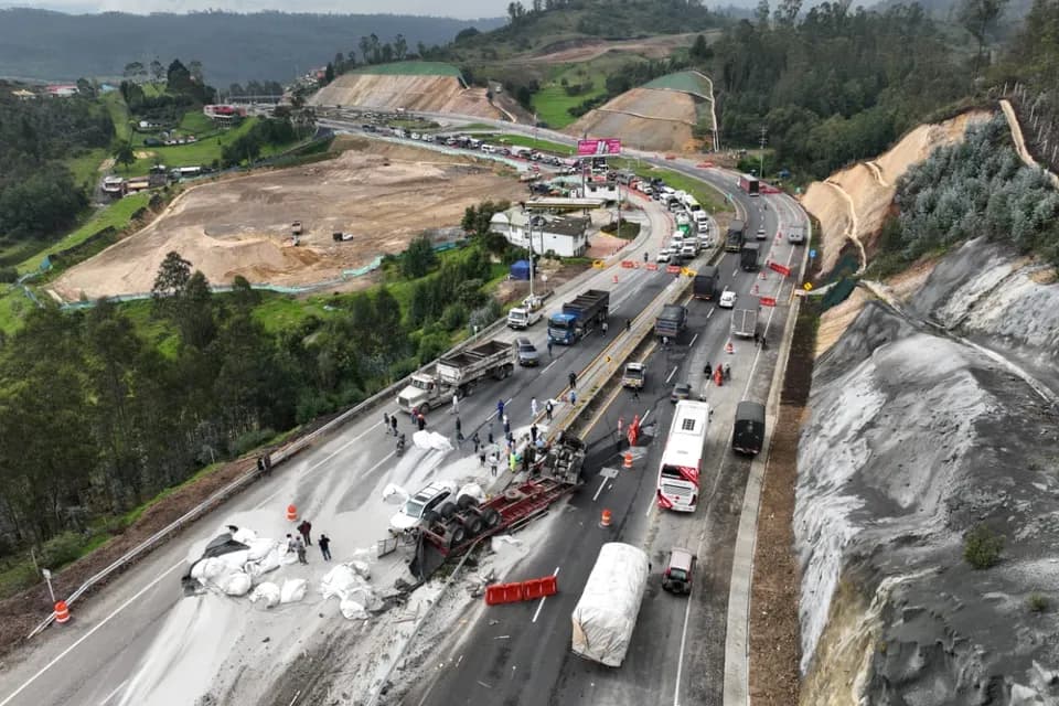 Reducción a un carril por volcamiento lateral de un tractocamión deja monumental trancón en la vía Girardot - Bogotá