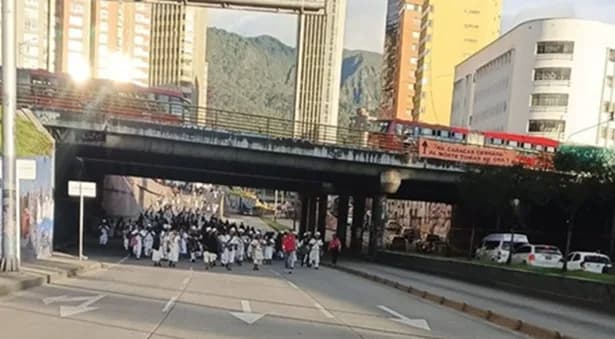 Integrantes de la minga indígena se movilizan en Bogotá sobre la Calle 26 sentido occidente - oriente, hacia la Plaza de Bolívar
