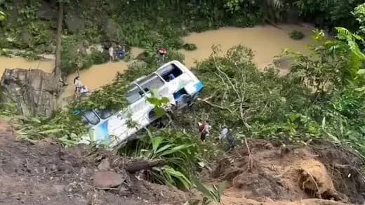 Un muerto y 14 heridos tras caída de un bus por un abismo en la Vía de Norte de Santander