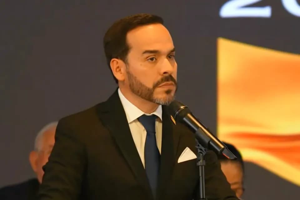 El presidente de Colombia, Abelardo De La Espriella, firmó una circular de austeridad en la que se priorizan eventos virtuales y exige autorizar comisiones al exterior vía Despacho Presidencial