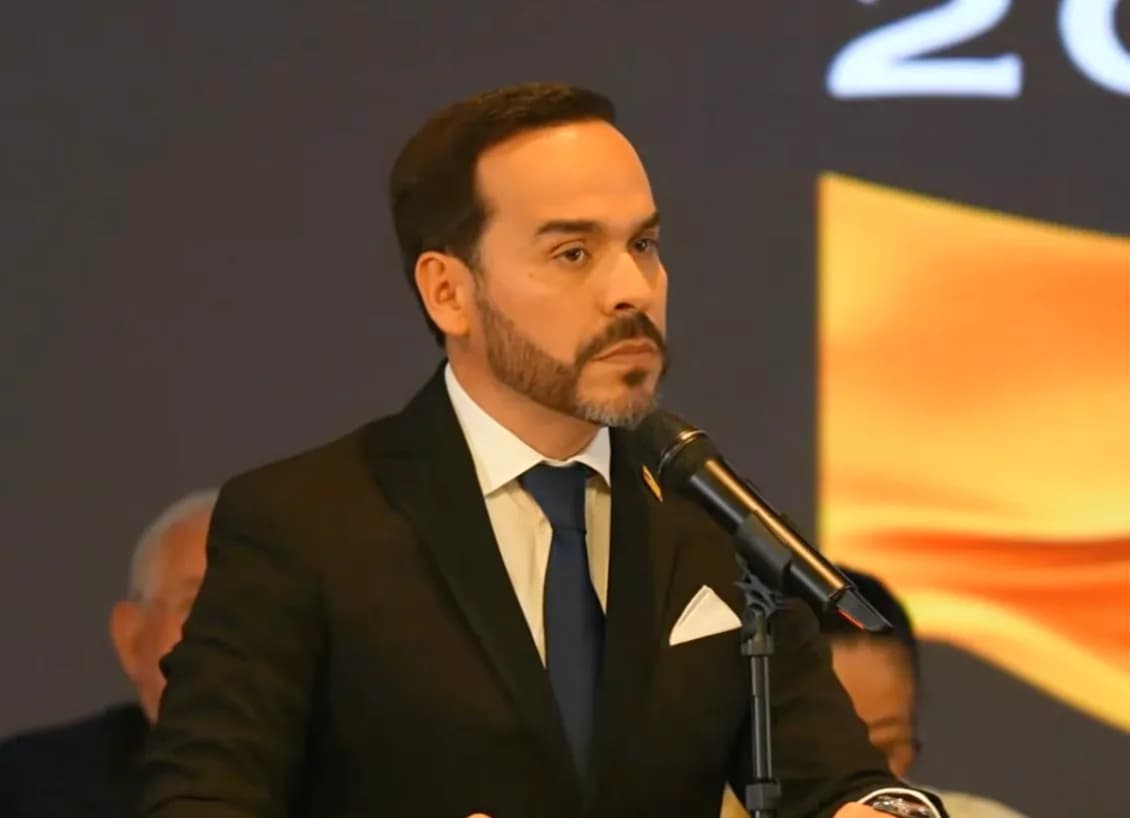 El presidente de Colombia, Abelardo De La Espriella, firmó una circular de austeridad en la que se priorizan eventos virtuales y exige autorizar comisiones al exterior vía Despacho Presidencial