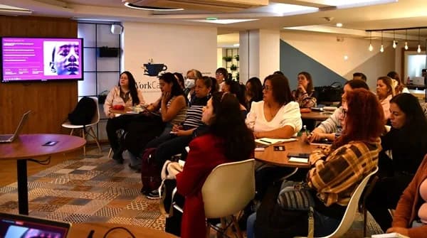 Indra Group y la Corporación Mundial de la Mujer Colombia realizaron en Bogotá un curso dirigido a mujeres emprendedoras del sector textil