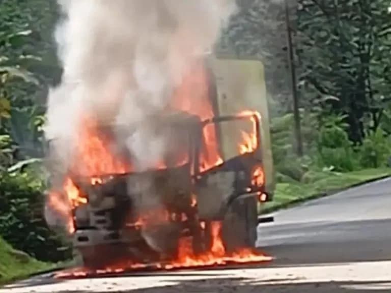 Ejército de Liberación Nacional quemó un vehículo que transportaba alimentos y vandalizó dos carros particulares en el Chocó