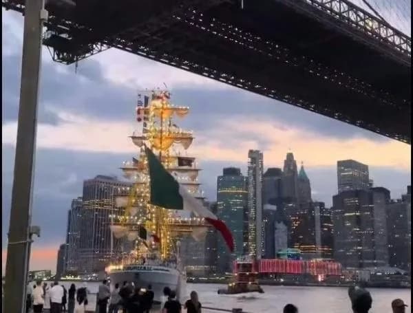 Dos muertos y más de 12 heridos tras el choque de un velero de la Marina de México contra el puente de Brooklyn en Estados Unidos