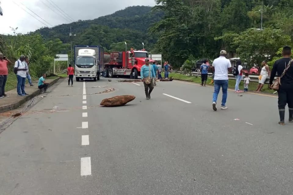 Vía Cali–Buenaventura está bloqueada por indígenas por incumplimiento del Gobierno Nacional y exigen que se garanticen sus derechos territoriales