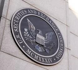 LA SEC de E.U. aprobó 11 fondos ETFs (de Ark Investments y 21Shares, Fidelity, Invesco y VanEck) para operaciones con bitcoins