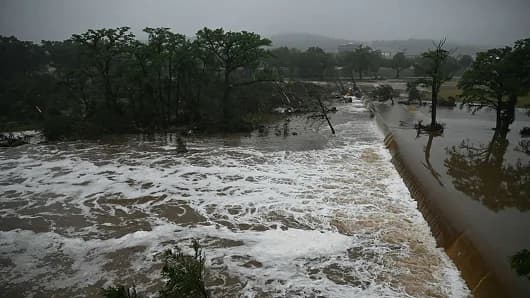 Ascienden a 52 las víctimas mortales por las inundaciones en Texas, entre ellas 15 menores de edad