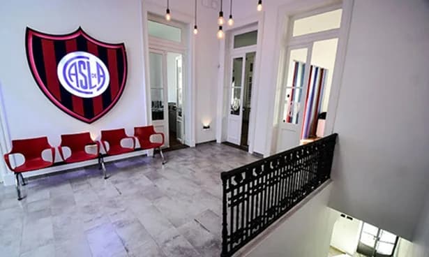 Autoridades argentinas allanaron la sede de San Lorenzo, tras escándalo que envuelve a su presidente Marcelo Moreti, quien recibió una coima de US$25 mil para dejar jugar a un futbolista en las inferi