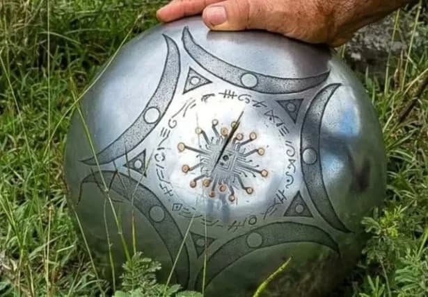 Ovni o UFO (un curioso objeto esférico) que aterrizó en Buga contiene extraña escritura y grabados en el exterior