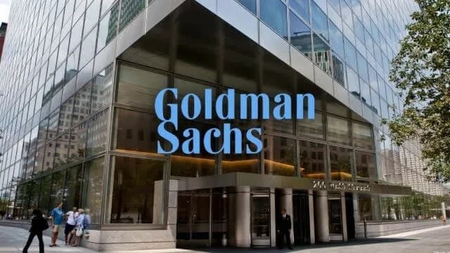 Goldman Sachs superó las previsiones por volumen récord de operaciones bursátiles y una banca de inversión mejor de lo esperado