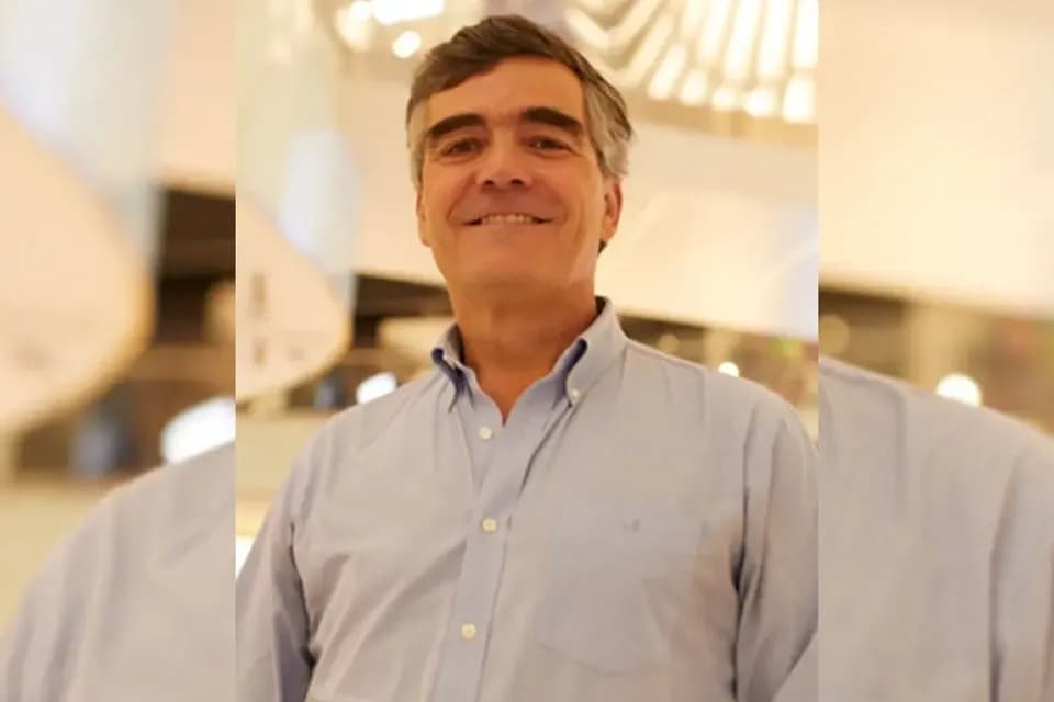 Falabella Perú S.A.A. oficializó la renuncia de Mauricio Mendoza como gerente general y designó en su reemplazo a Cristian Somarriva Labra, ejecutivo con más de 30 años de experiencia en Mallplaza