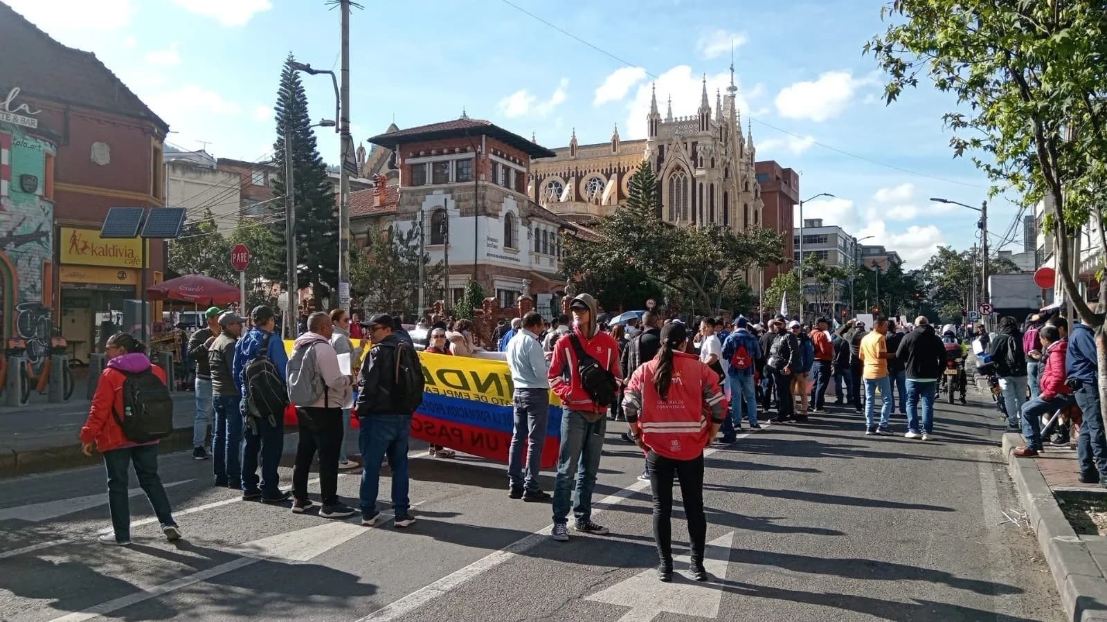 Por marcha en apoyo al presidente Gustavo Petro, la Carrera 13 se encuentra bloqueada en las calles 52 y 65
