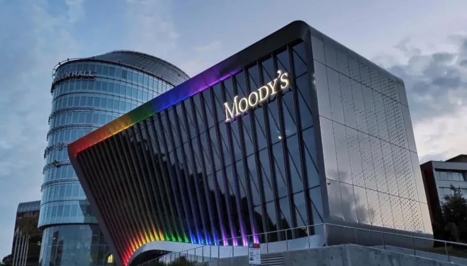 Moody's advierte sobre desafíos para fintechs y banca tradicional en América Latina