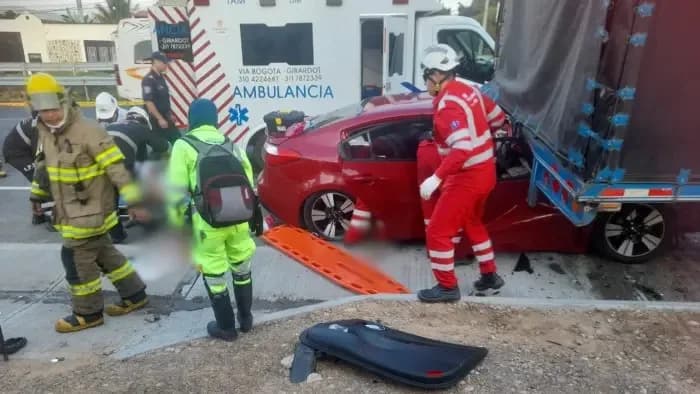 Un muerto y cuatro heridos en Chinauta, Vía Girardot-Bogotá tras un accidente de tránsito entre un vehículo particular y un tractocamión