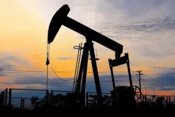 Precios del petróleo subieron más de 1% después de que los datos de Estados Unidos pesaron sobre el dólar