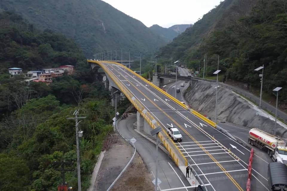 Con bombos y platillos el Invías pone en operación viaducto en la Vía al Llano en medio de controversia por su inclinación
