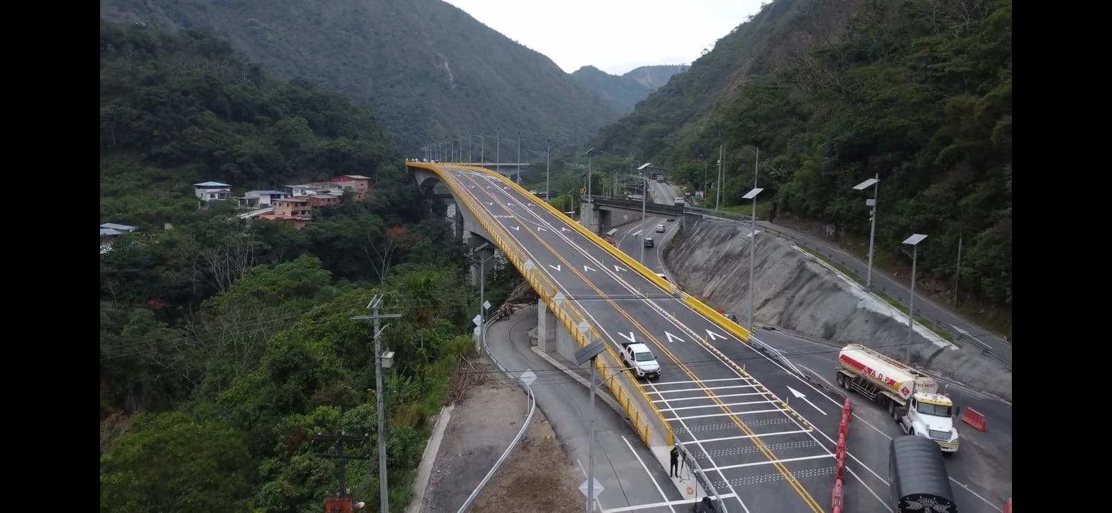 Con bombos y platillos el Invías pone en operación viaducto en la Vía al Llano en medio de controversia por su inclinación