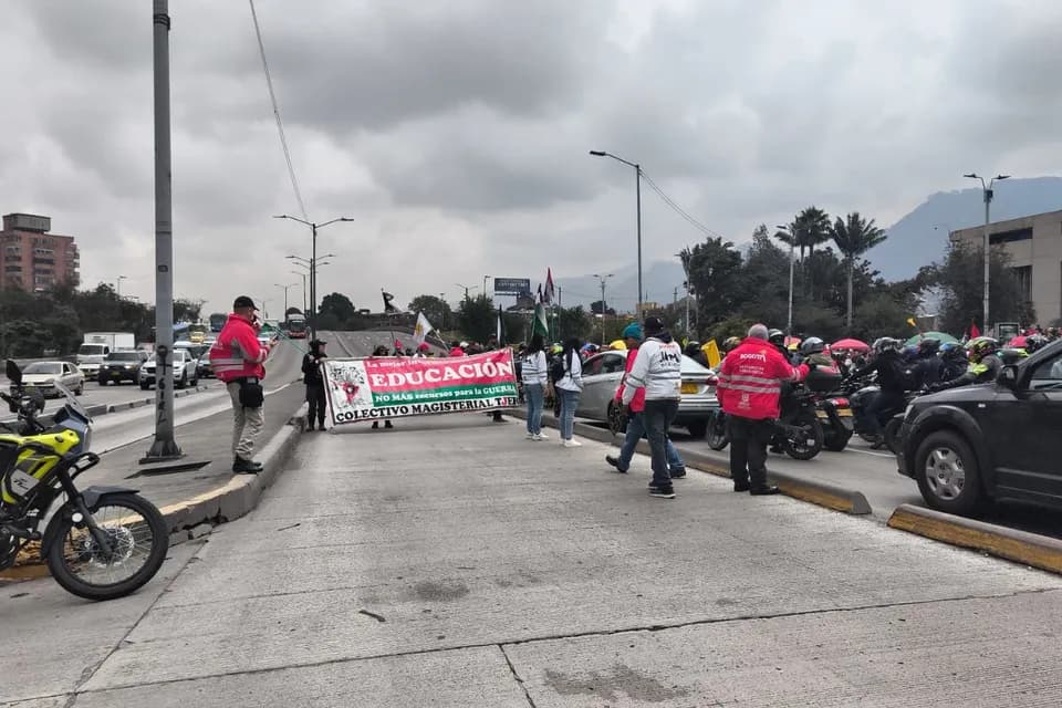 Docentes distritales se manifiestan en la Carrera 30 con Calle 26
