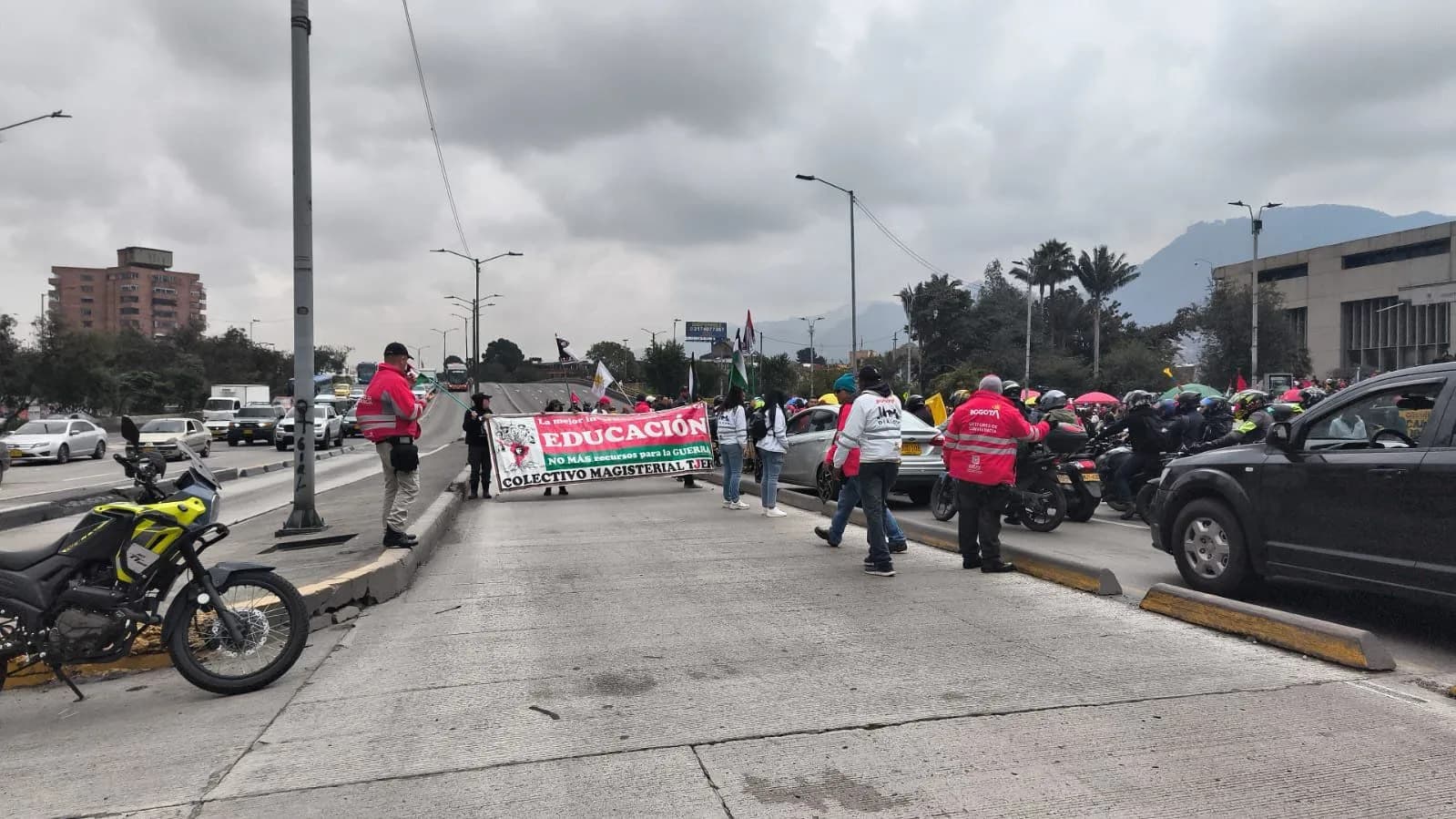 Docentes distritales se manifiestan en la Carrera 30 con Calle 26