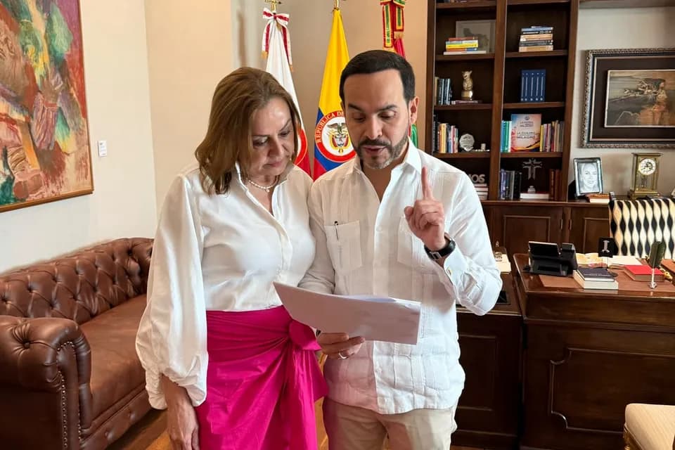 El presidente de Colombia, Abelardo de la Espriella, anunció que revisará aumento de la gasolina correspondiente a octubre