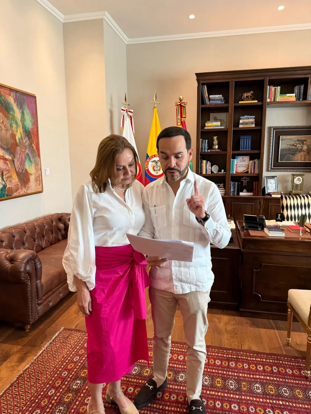 El presidente de Colombia, Abelardo de la Espriella, anunció que revisará aumento de la gasolina correspondiente a octubre