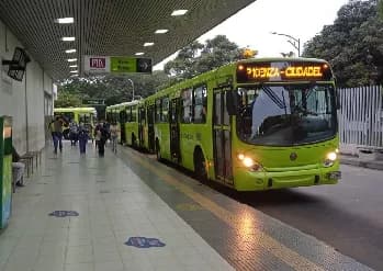 Incendiados 14 buses del Metrolínea, pero se salvó el Portal Metrolínea Girón