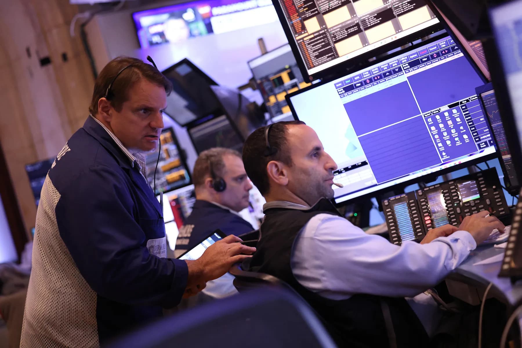 Wall Street abrió a la baja: el Dow Jones cae 300 puntos mientras que el rendimiento de los bonos a diez años alcanzó su nivel más alto en 24 años