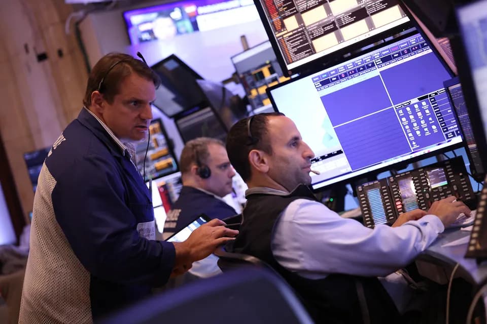 Wall Street abrió a la baja: el Dow Jones cae 300 puntos mientras que el rendimiento de los bonos a diez años alcanzó su nivel más alto en 24 años