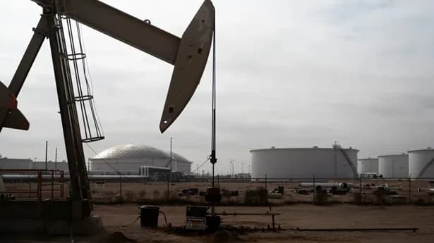 El petróleo se dispara ante los ataques al transporte marítimo en Oriente Medio y por la tormenta Isaías