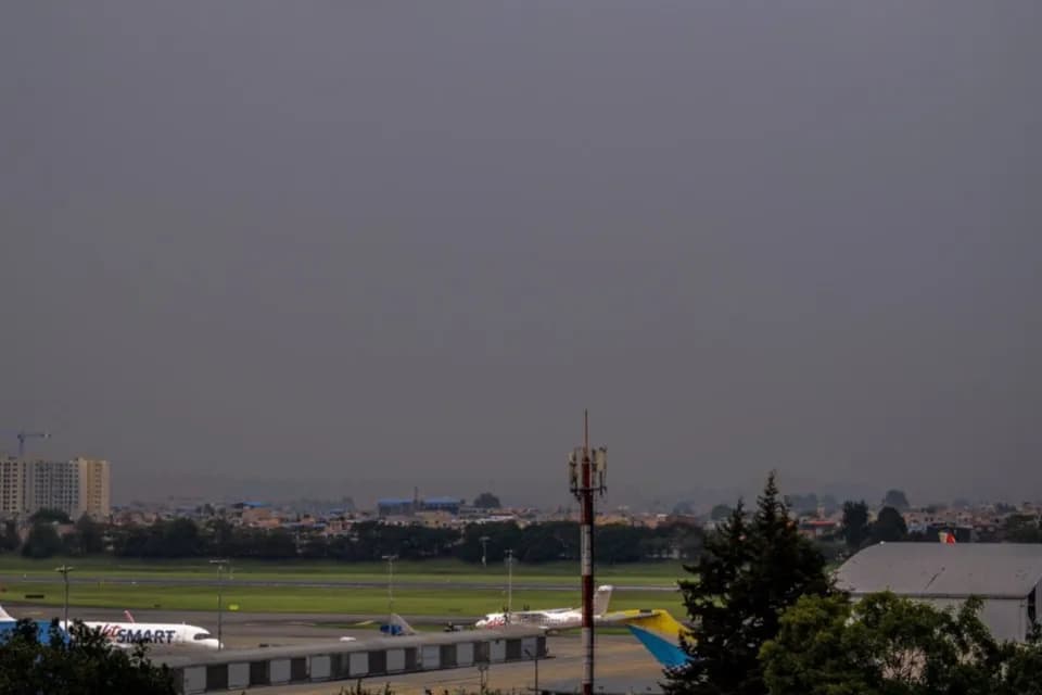 Por fuertes lluvias en Bogotá, el Aeropuerto Eldorado suspendió temporalmente sus operaciones