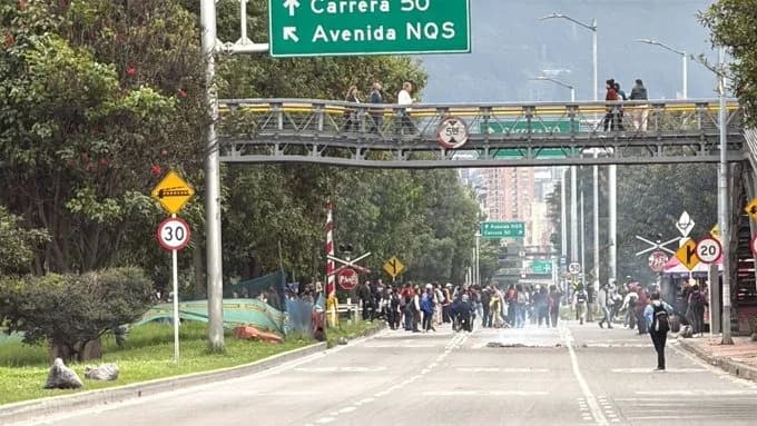Bloqueos en la Calle 26 afectan la movilidad en Bogotá