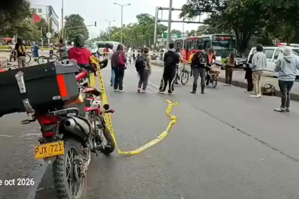 Persisten cierres en estaciones y afectaciones viales en Bogotá
