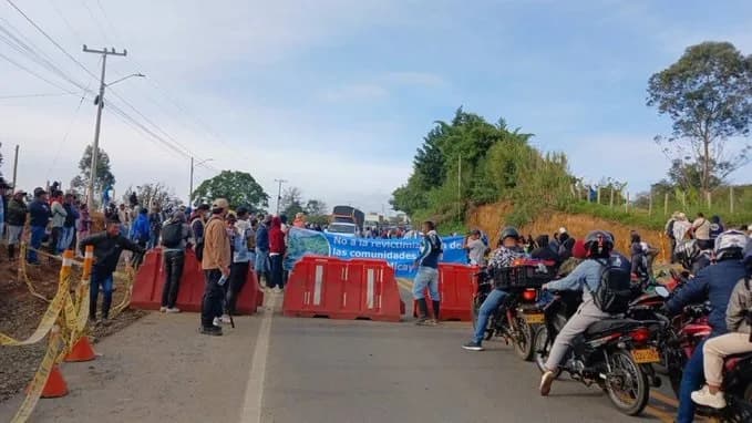 Vía Panamericana permanece cerrada por bloqueos de comunidades indígenas a la altura de La Agustina, entre Cali y Popayán