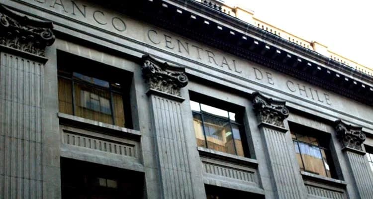Operadores financieros chilenos anticipan recorte de tasas por menor inflación