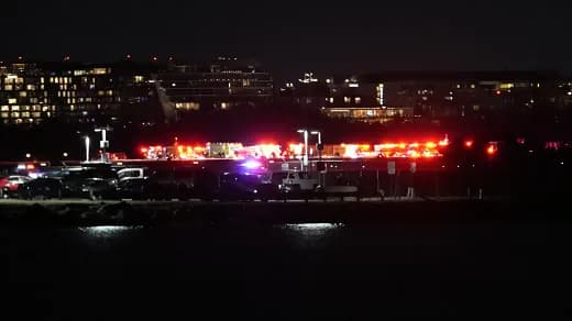 Un avión regional de American Airlines colisionó con un helicóptero militar cerca del aeropuerto de Washington DC