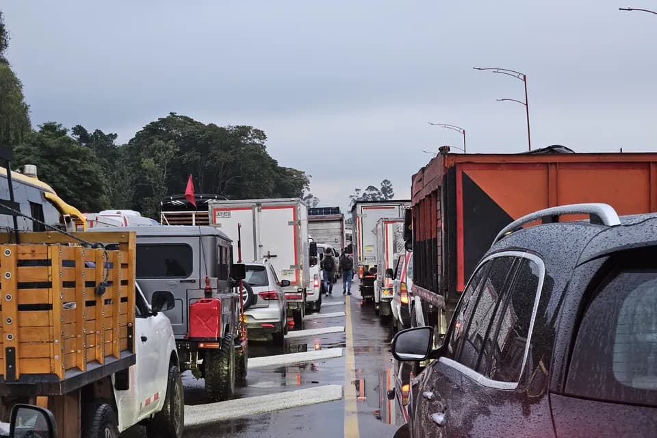Debido a un siniestro vial y un bus varado en la Autopista Norte de Bogotá se presenta tránsito lento