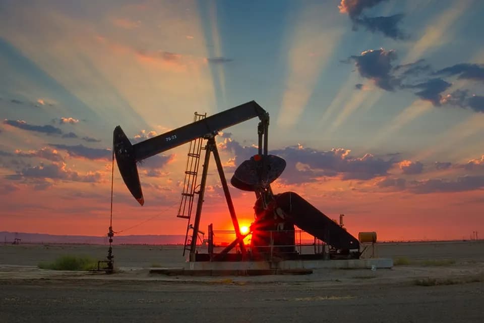 Precios del petróleo suben un 5% mientras Irán intensifica los ataques a petroleros y un huracán amenaza la producción estadounidense en el Golfo