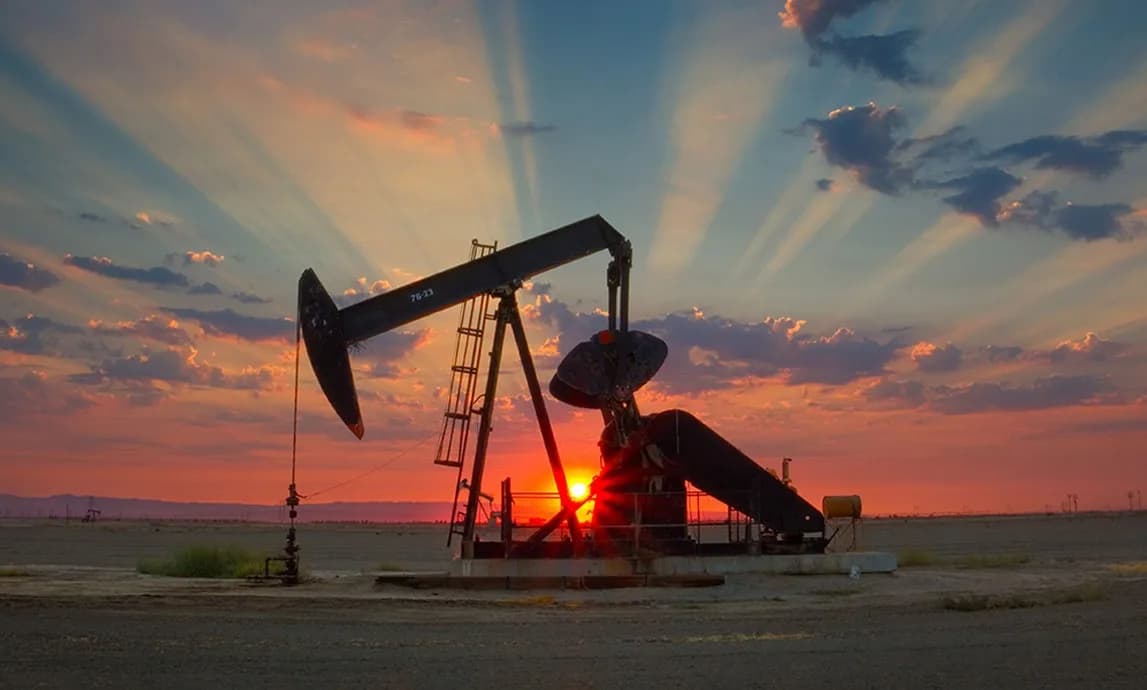 Precios del petróleo suben un 5% mientras Irán intensifica los ataques a petroleros y un huracán amenaza la producción estadounidense en el Golfo