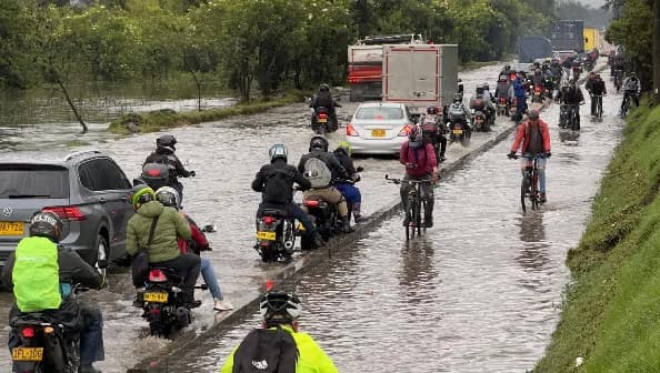 Inundaciones en la Autopista Norte y caída de un poste en la Carrera Séptima afectan la movilidad en el norte de Bogotá