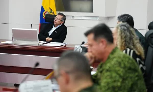 El presidente de Colombia, Gustavo Petro, cuestionó revisar la jerarquía salarial en las Fuerzas Militares