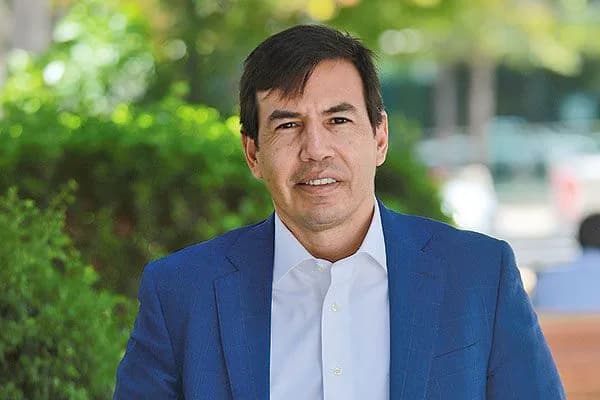 Enel Distribución Chile informó que su gerente general, Víctor Tavera Olivos, presentó su renuncia, la cual se hará efectiva el ocho de abril