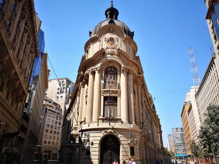 La firma Territoria avanza en la posible adquisición del edificio de la Bolsa de Comercio de Santiago de Chile