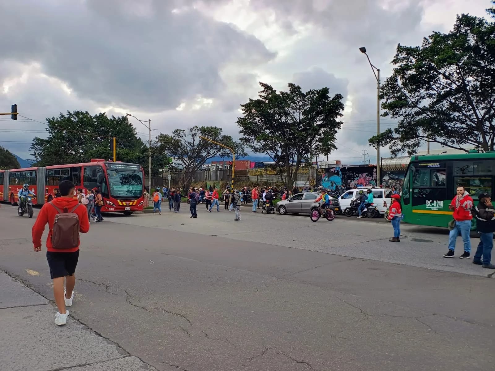 Manifestantes bloquearon la Avenida Villavicencio con Boyacá por cortes constantes de agua