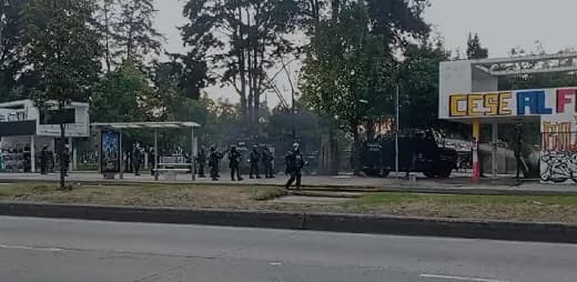 Avenida Carrera 30 bloqueada por enfrentamientos entre encapuchados y la Fuerza Pública