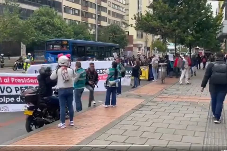 Manifestantes se tomaron la Carrera Séptima en apoyo al Gobierno del Presidente Petro y en contra de un golpe de Estado